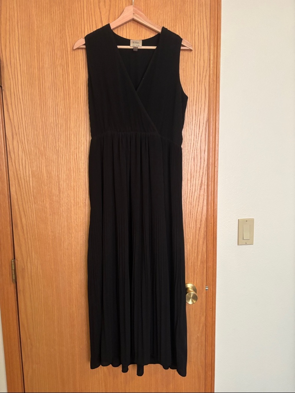 Elie Tahari Black Sleeveless V-Neck Maxi Dress